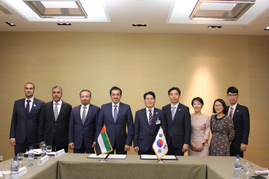 지난 1일(현지시간) 스위스 제네바에서 열린 WIPO 총회 기간 동안 천세창 특허청 차장(왼쪽 다섯번째)과 알 쉬히 UAE 경제부 차관(왼쪽 네번째) 등 두 국가의 주요 인사들이 업무협약을 체결하고 기념촬영을 하고 있다.               특허청 제공